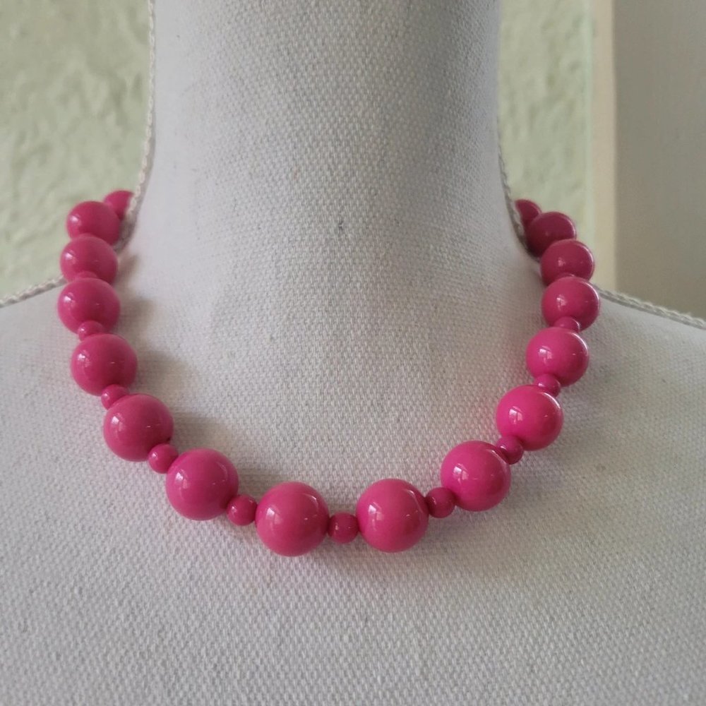 Vintage Necklace Bright Fuschia Plastic 15-19” Jewelry